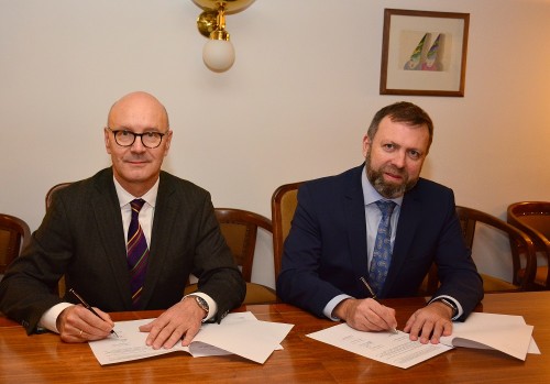 Pedseda pedstavenstva MVV Jrg Ldorf a starosta Uherskho Hradit Stanislav Blaha podepsali memorandum o porozumn